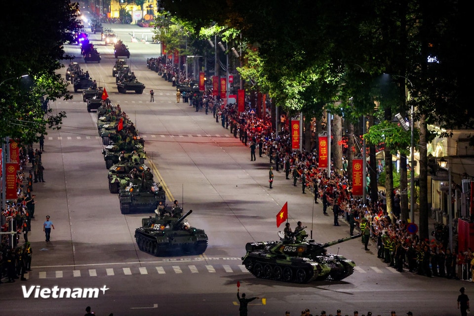 Tuyến số 2: Đi thẳng sau đó rẽ trái theo đường Trần Phú, Điện Biên Phủ, Nguyễn Tri Phương về vị trí tập kết tại Sở Chỉ Huy Bộ Quốc Phòng (cự ly 1,2km). (Ảnh: Hoài Nam/Vietnam+)