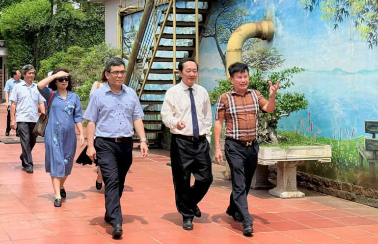 nam-cau-kien.jpg
