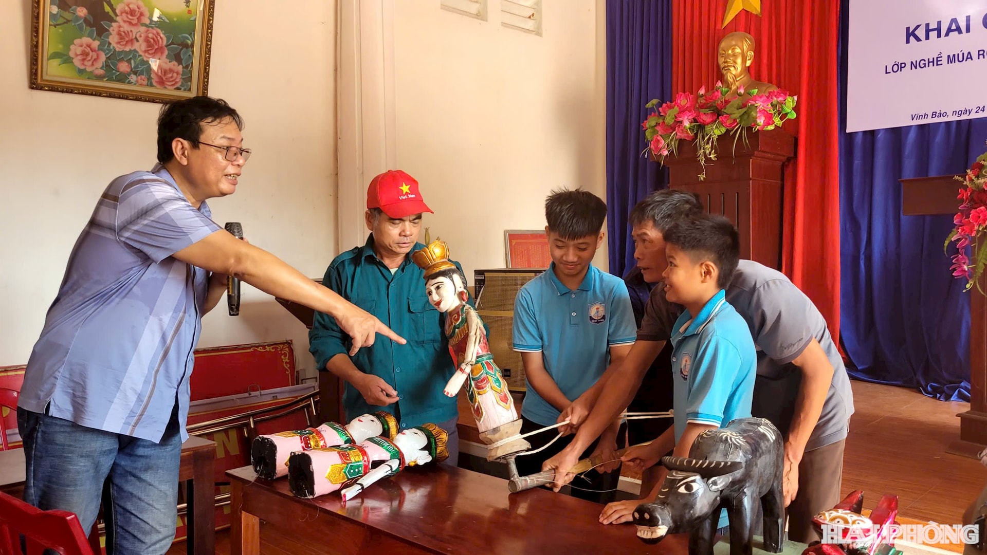 សាស្ត្រាចារ្យ និងវិចិត្រករណែនាំសិស្សអំពីអាយ៉ង។