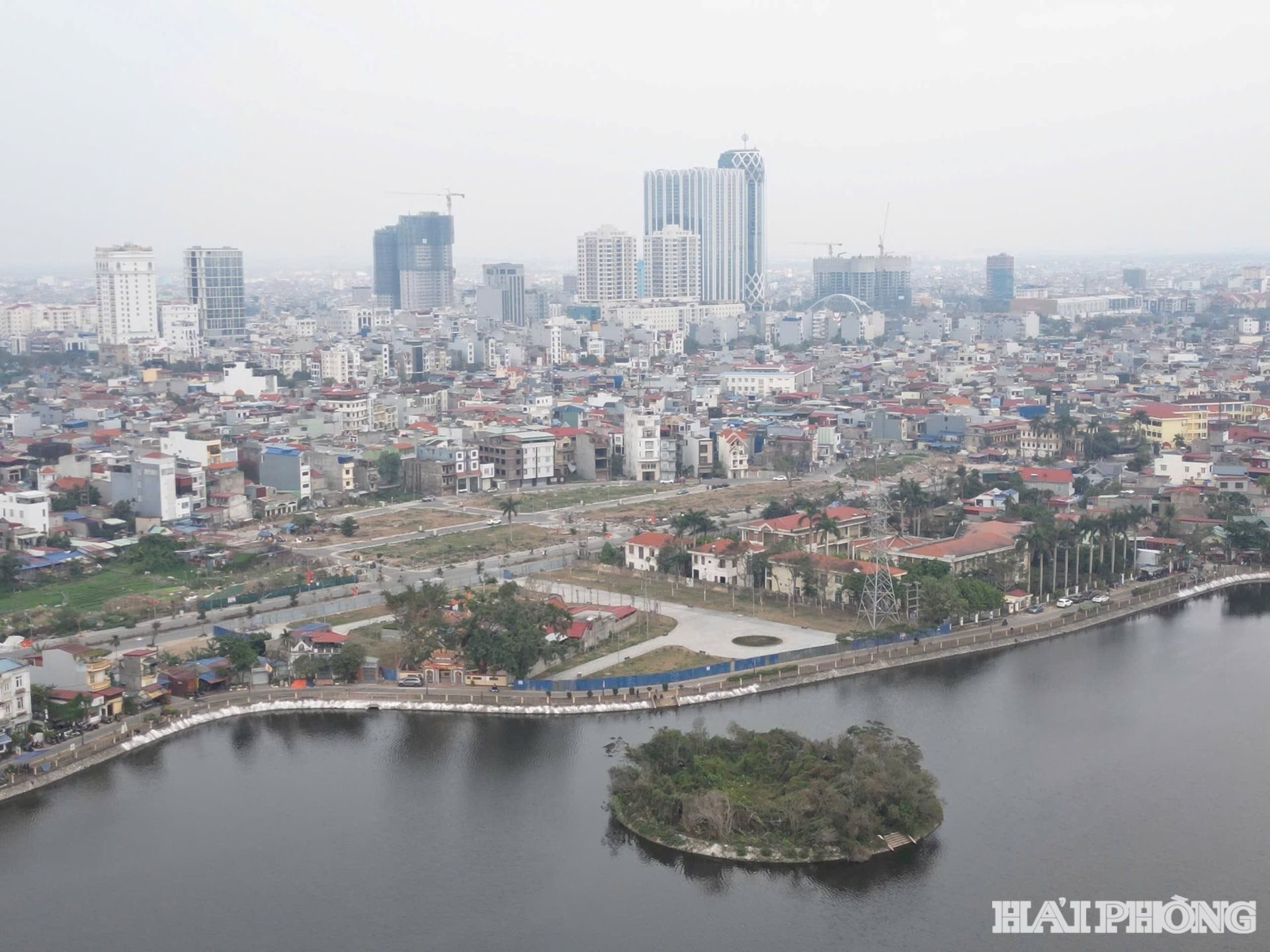 Quang cảnh thành phố nhìn từ trên cao. Ảnh: PHAN TUẤN
