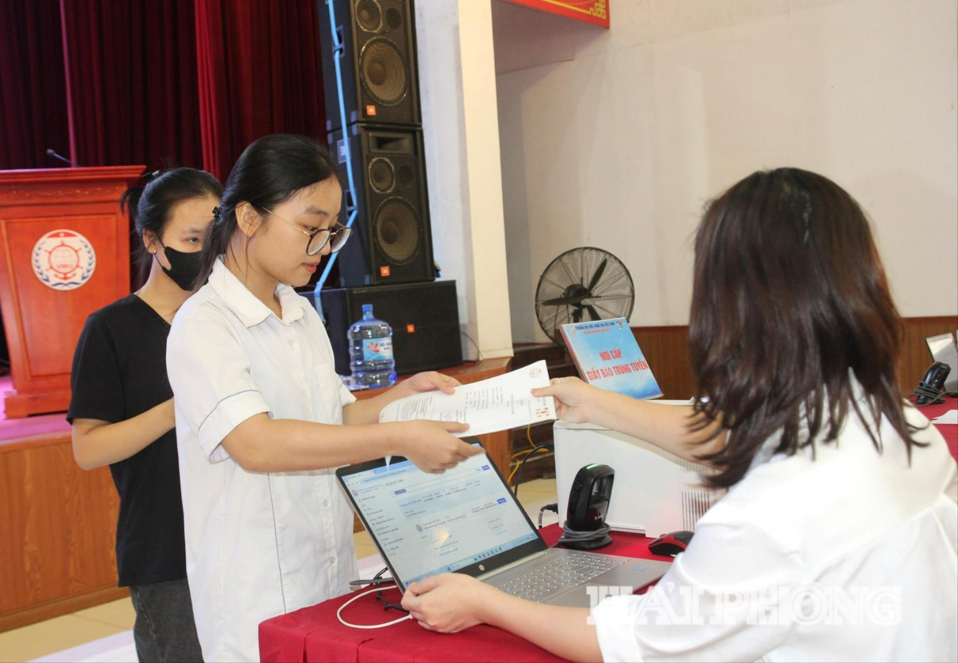 Thí sinh đến làm thủ tục tại Trường Đại học Hàng hải Việt Nam.