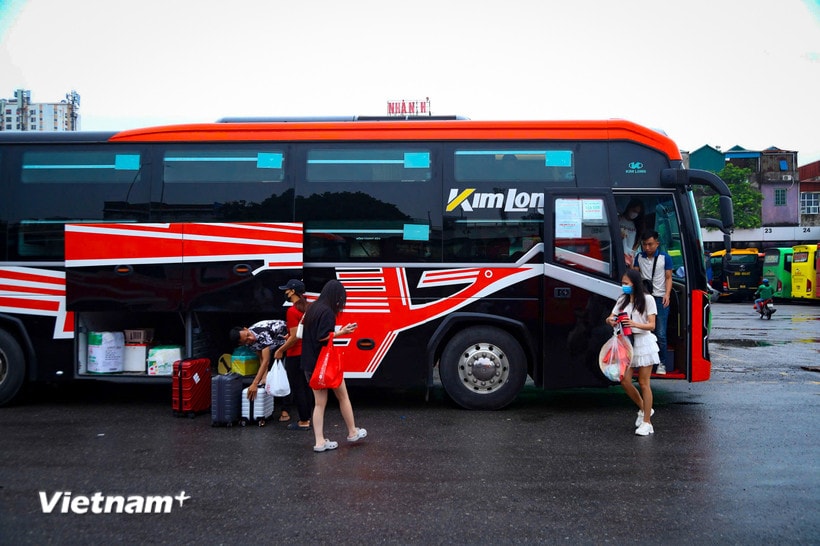Điều chỉnh lộ trình, cấm phương tiện xe khách đi vào vùng tâm bão số 5. (Ảnh: Hoài Nam/Vietnam+)