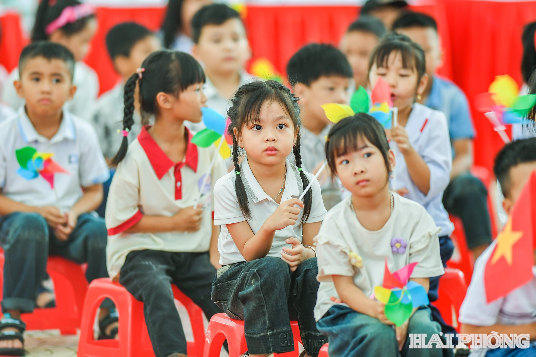 Các em học sinh mới ngày tựu trường, với gương mặt trong trẻo, ánh mắt rạng rỡ xen lẫn đôi chút bỡ ngỡ, đã mang đến cho sân trường một bầu không khí tươi vui và đầy xúc động