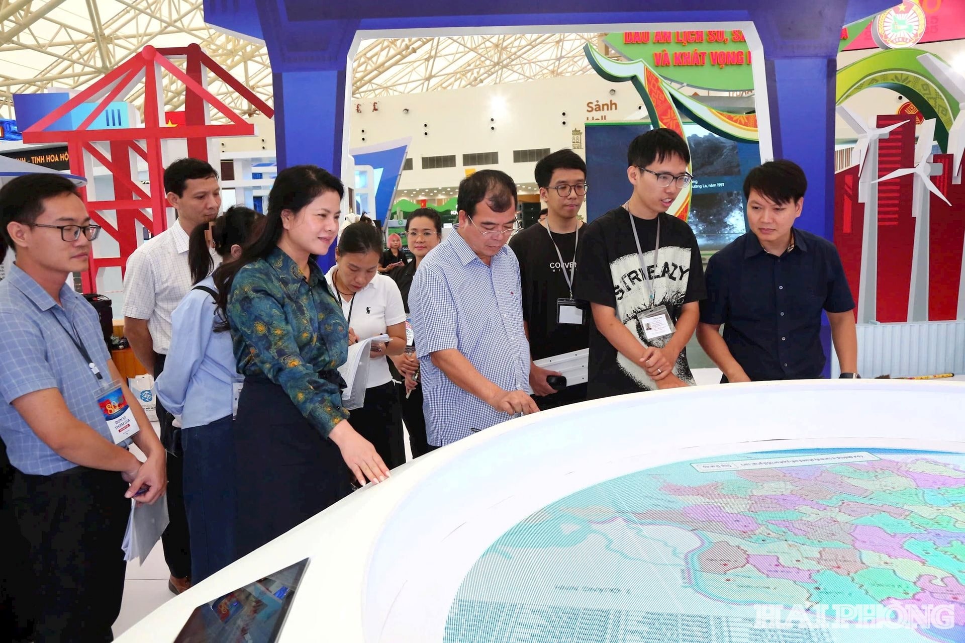 Các gian trưng bày của thành phố Hải Phòng được bố trí 5 phân khu: công nghiệp công nghệ cao - logistics; xây dựng - bất động sản; nông nghiệp - OCOP - làng nghề; dịch vụ - du lịch; khu trải nghiệm. Trong ảnh: Lãnh đạo thành phố kiểm tra công tác trưng bày các gian hàng tại triển lãm.