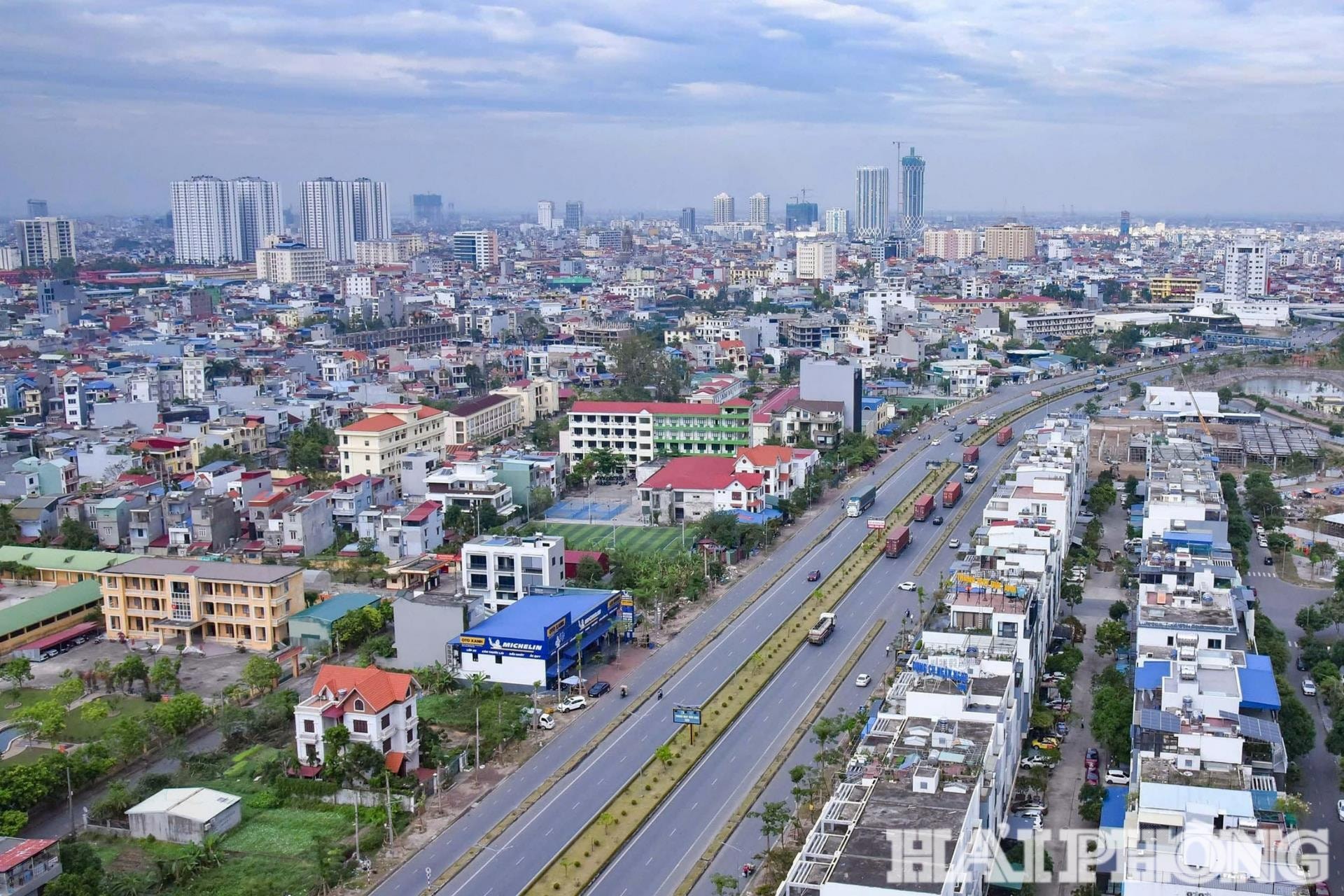 Điểm cuối tuyến đường được nối với đường Nguyễn Trường Tộ tạo thành vành đai giao thông mới. Ảnh: TRUNG KIÊN