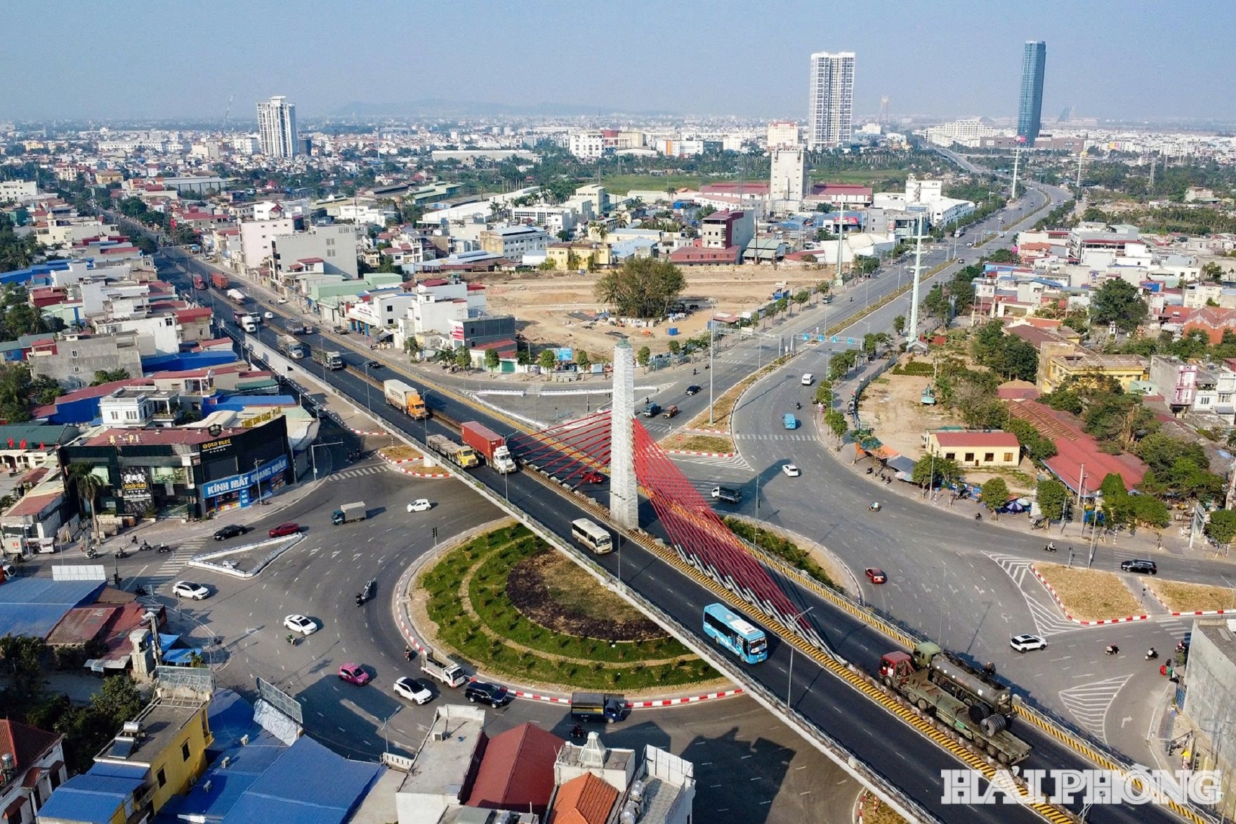 Hệ thống hạ tầng giao thông của Hải Phòng hiện nay đồng bộ, hiện đại, hội tụ đủ 5 loại hình vận tải. Ảnh: TRUNG KIÊN