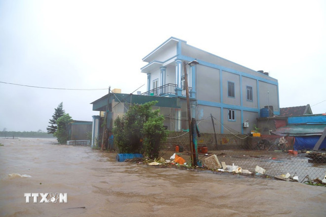 hu vực dân cư gần cửa biển Lạch Vạn thuộc xóm Ngọc Minh (xã Diễn Châu, tỉnh Nghệ An) bị ngập nặng do nước biển dâng. (Ảnh: Xuân Tiến/TTXVN) ttxvn-bao-so-5.jpg