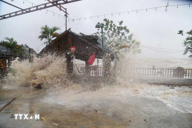 Nhiều chòi nghỉ mát tại Khu du lịch biển Cửa Hiền (xã An Châu, tỉnh Nghệ An) bị sóng đánh gây hư hỏng nặng. (Ảnh: Xuân Tiến/TTXVN) ttxvn-bao-so-5-nghe-an-1.jpg