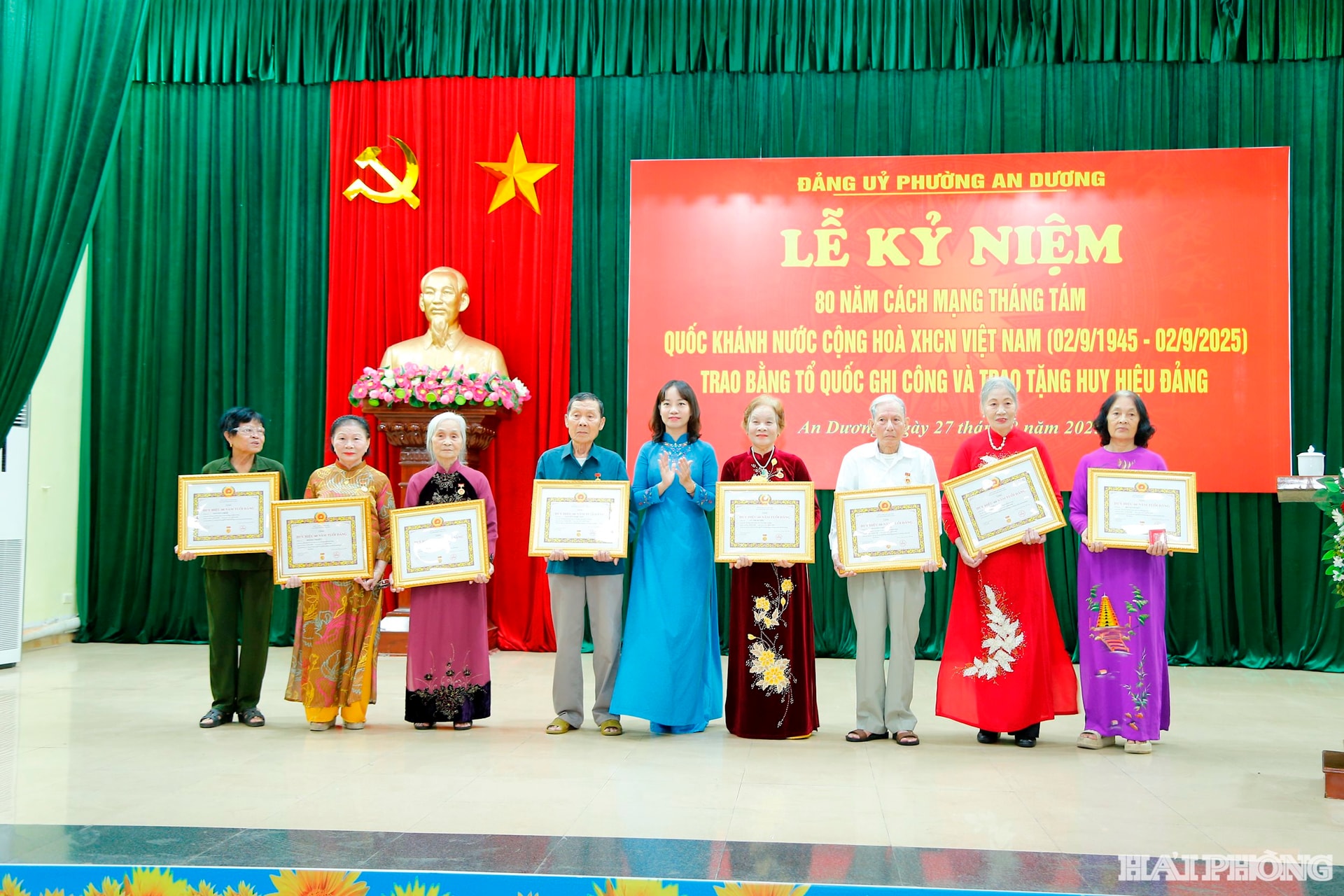 Đồng chí Trần Thị Quỳnh Trang, Bí thư Đảng ủy phường An Dương trao 