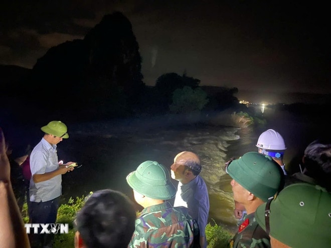 ttxvn-kenh-tieu-thoat-lu-ngay-trong-dem-8237118.jpg