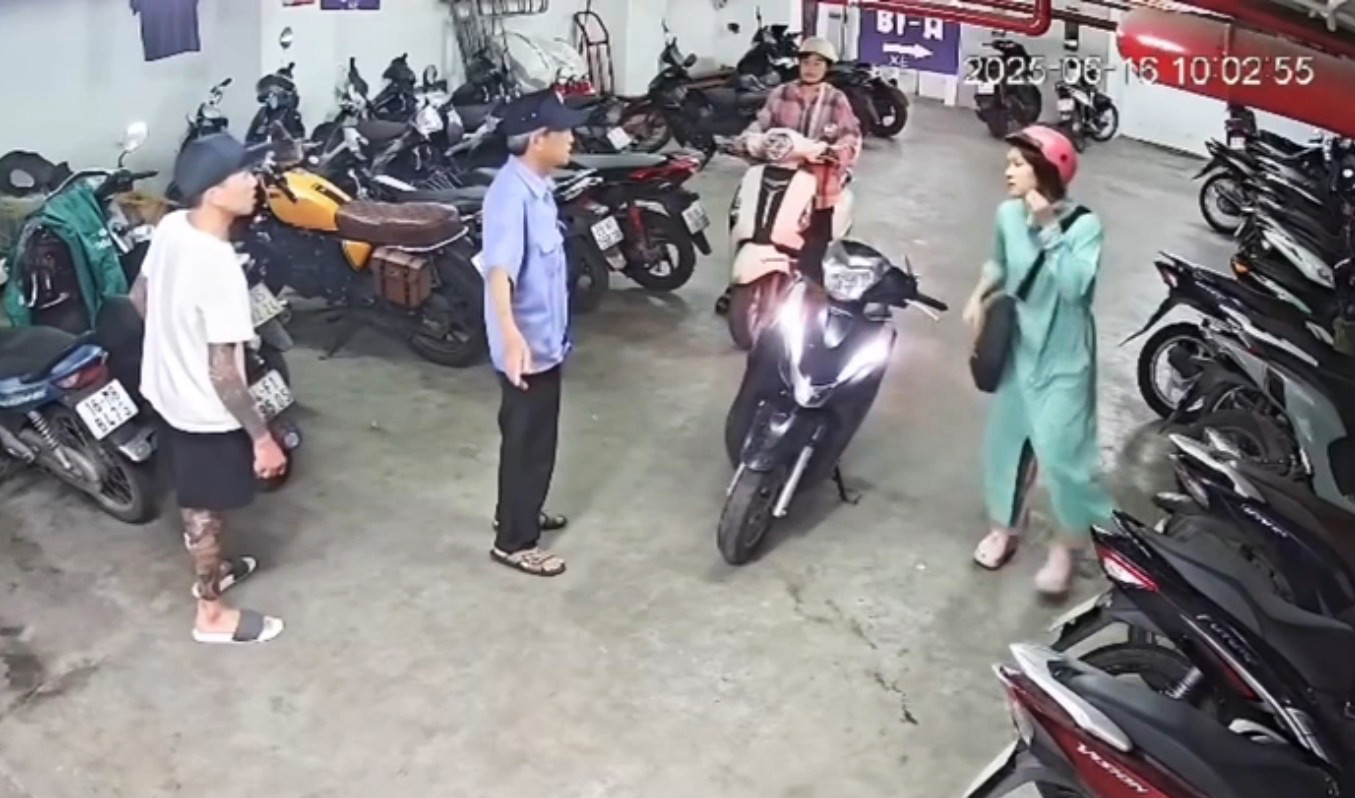 Camera an ninh tại khu vực hầm gửi xe ghi lại hình ảnh cô gái mặc áo chống nắng màu xanh bất ngờ cởi mũ bảo hiểm để phản đòn người đàn ông xăm trổ gây xôn xao dư luận.