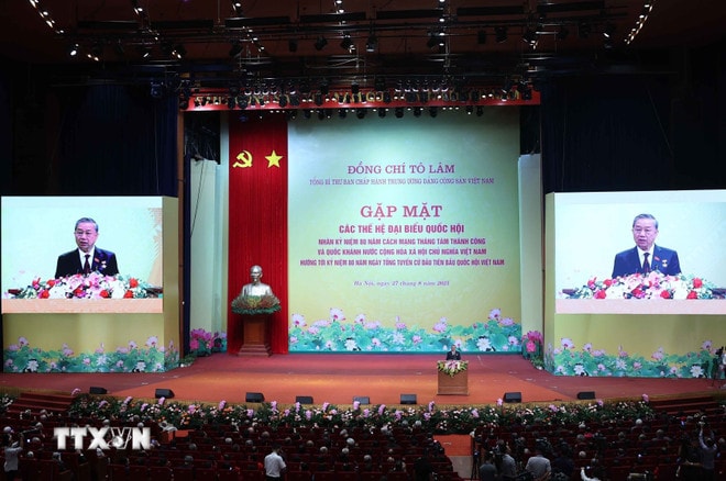 ttxvn-tong-bi-thu-to-lam-gap-mat-cac-the-he-dai-bieu-quoc-hoi-8237708-2.jpg