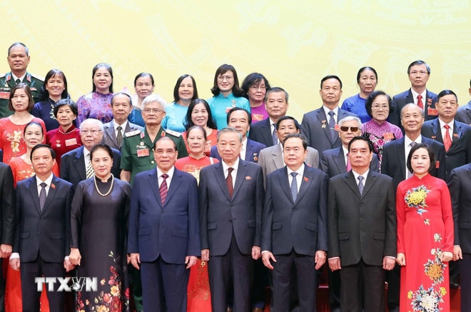 ttxvn-tong-bi-thu-to-lam-gap-mat-cac-the-he-dai-bieu-quoc-hoi-8237777.jpg