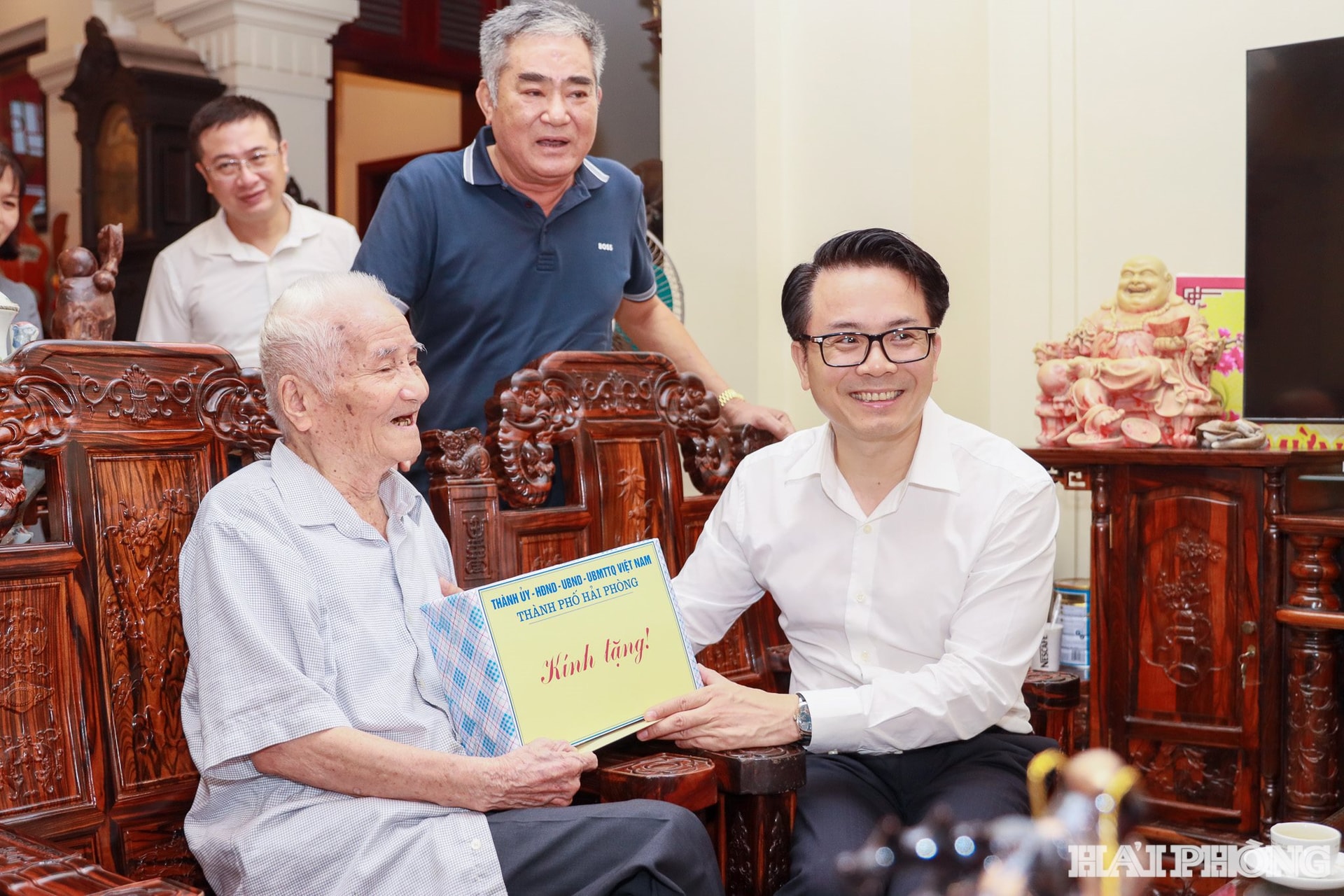 Đồng chí Lê Trí Vũ, Uỷ viên Ban Thường vụ Thành uỷ, Trưởng Ban Tổ chức Thành uỷ tặng quà đồng chí Đặng Nam.