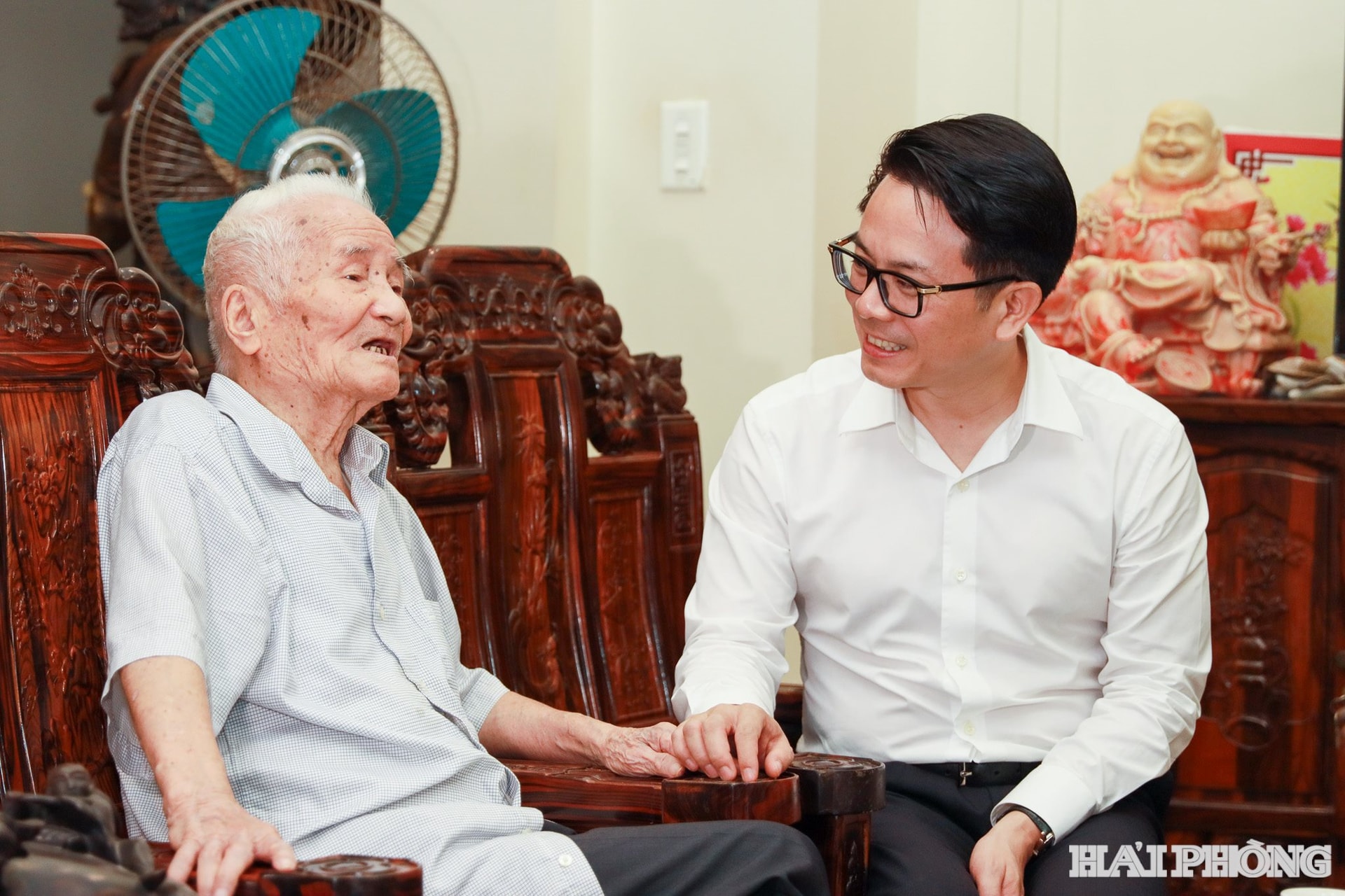 Đồng chí Lê Trí Vũ, Ủy viên Ban Thường vụ Thành uỷ, Trưởng Ban Tổ chức Thành uỷ nói chuyện, thăm hỏi đồng chí Đặng Nam, lão thành cách mạng phường Gia Viên.