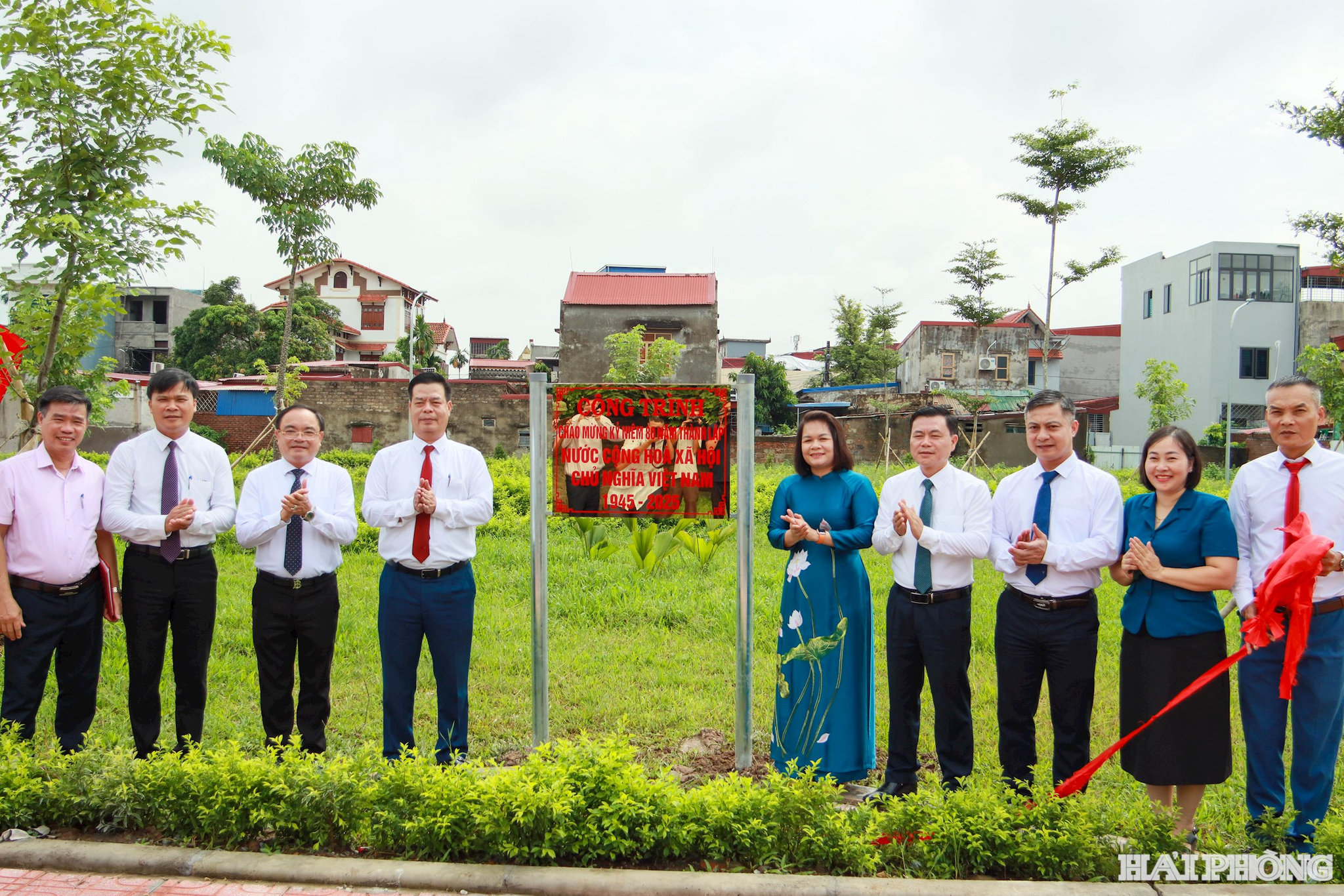 Các đại biểu thực hiện nghi thức gắn biển công trình Vườn hoa Phù Liễn