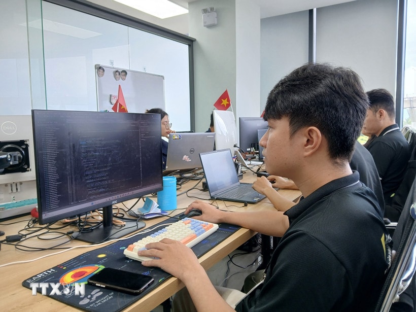 Doanh nghiệp khởi nghiệp ngành vi mạch bán dẫn và AI được hỗ trợ không gian làm việc tại Khu Công nghệ thông tin tập trung, Công viên phần mềm Đà Nẵng số 2. (Ảnh: Mỹ Hà/TTXVN)