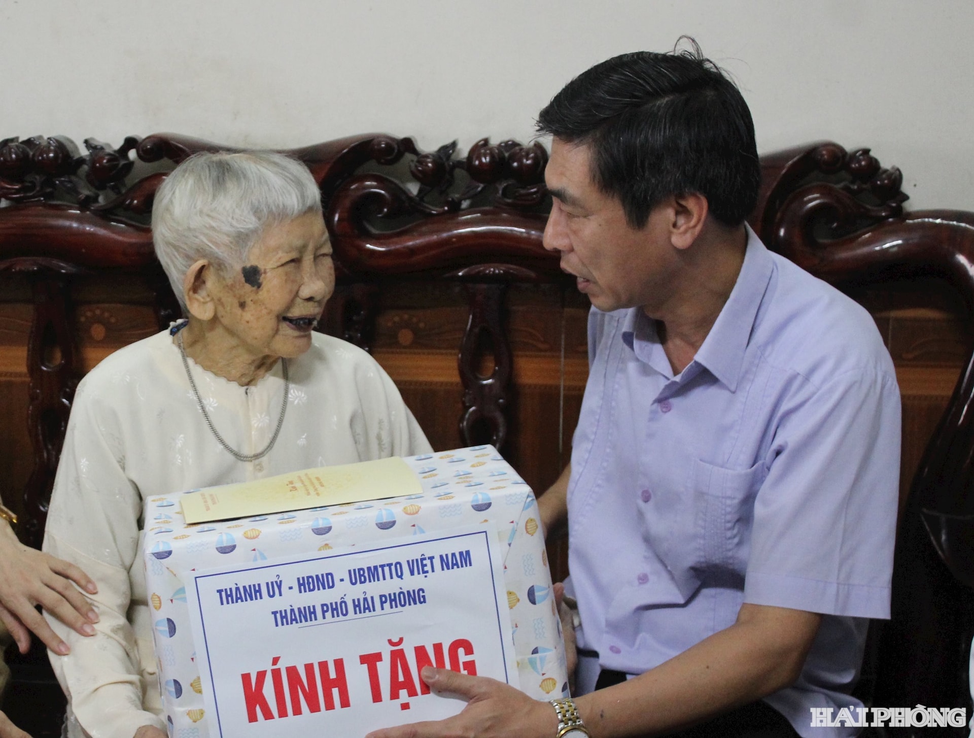 Đồng chí Nguyễn Văn Phú trao quà của thành phố Hải Phòng cho Bà mẹ Việt Nam anh hùng Đặng Thị Bưởi ở thôn Mỹ Xá, xã Thái Tân.