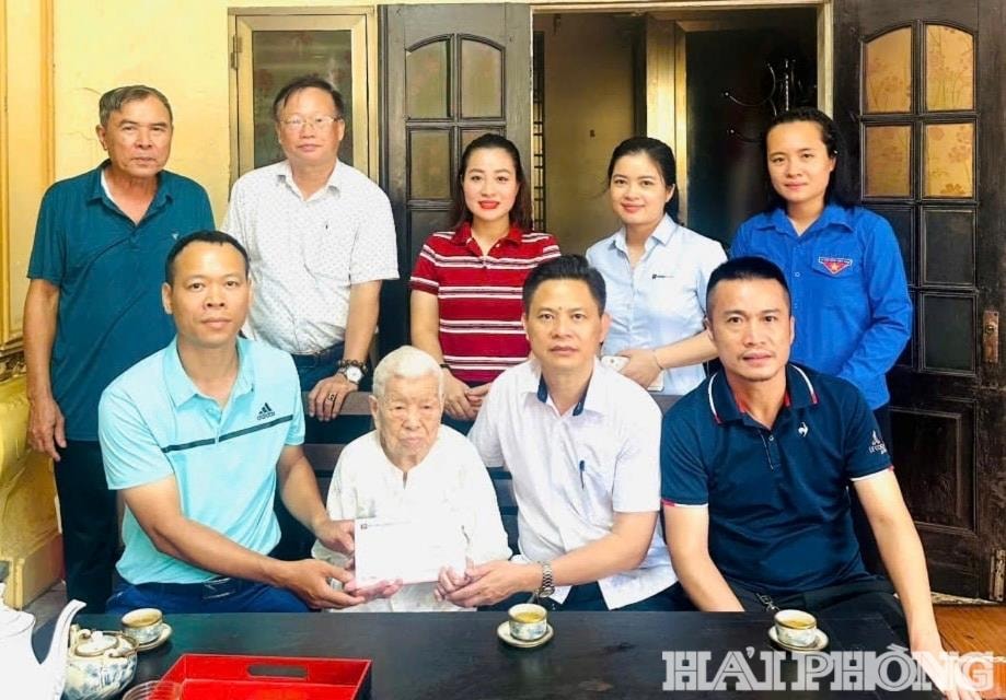 Bà mẹ Việt Nam anh hùng Trần Thị Bệ ở số 1/121 đường Tiền Phong, tổ dân phố Đằng Hải 9, phường Hải An là một trong những trường hợp được tặng quà của thành phố dịp này.