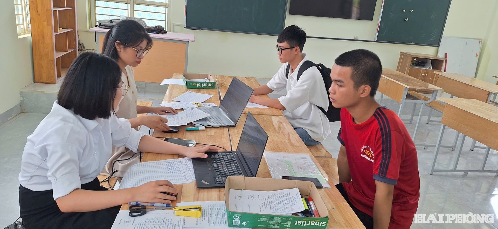 Thí sinh làm thủ tục nhập học. Ảnh tư liệu