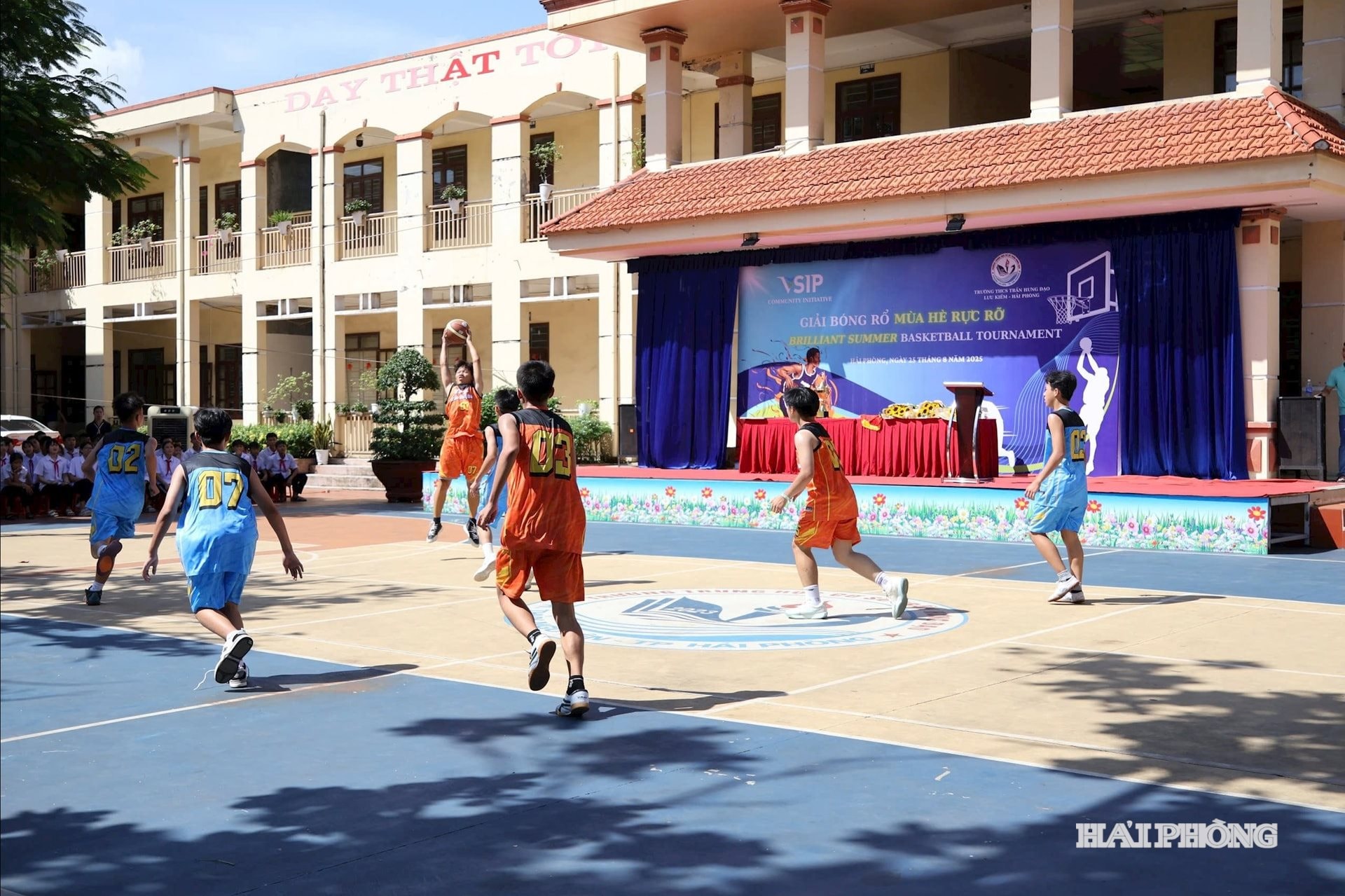 Các em học sinh nhà trường thi đấu trận chung kết giải bóng rổ 