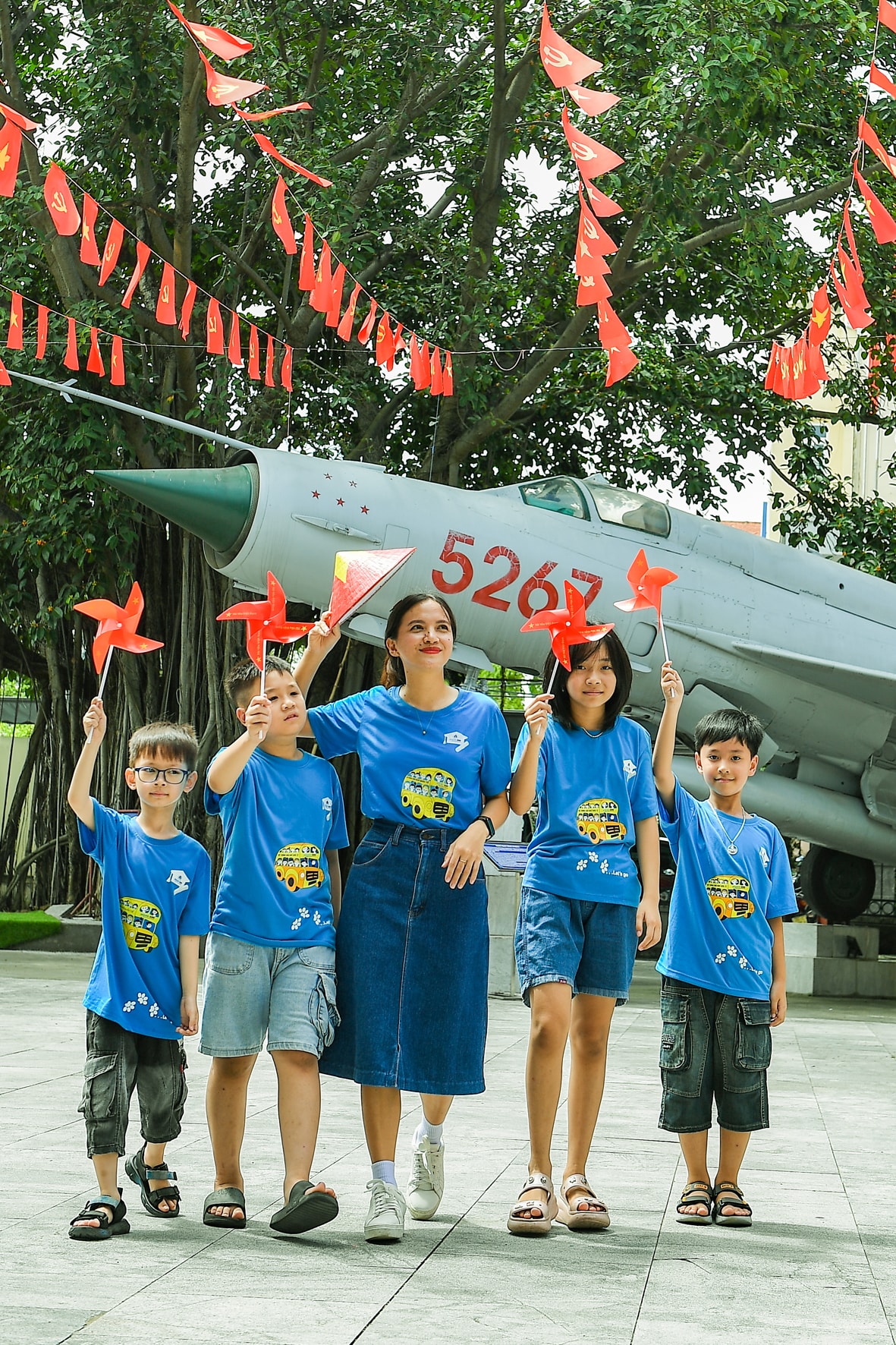 Cô giáo Tiếng anh Jessabel Placencia cùng học sinh tham quan, trải nghiệm tại Bảo tàng Hải Phòng cơ sở 2