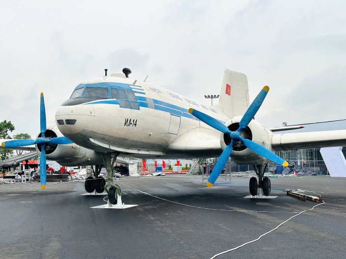 Chiếc máy bay IL-14 từng phục vụ các chuyến bay chở Bác Hồ được trưng bày tại Triển lãm thành tựu đất nước. Ảnh: Phương Linh