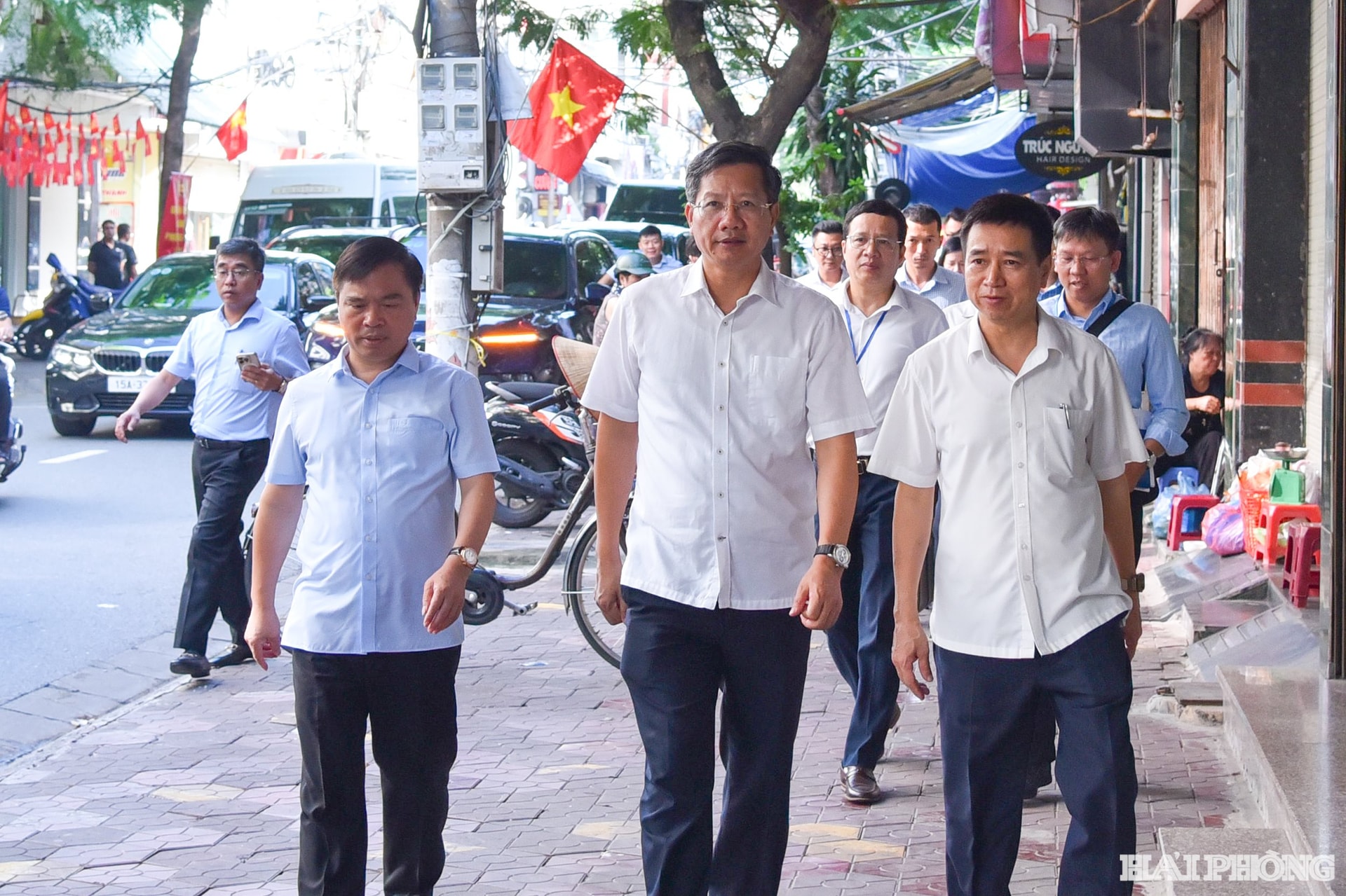 สหายเล อันห์ กวน รองประธานคณะกรรมการประชาชนประจำเมือง ตรวจเยี่ยมความคืบหน้าการเคลียร์พื้นที่โครงการต่างๆ ที่กำลังดำเนินการในเขตเลจันและเขตอานเบียน ภาพโดย: จุง เกียน