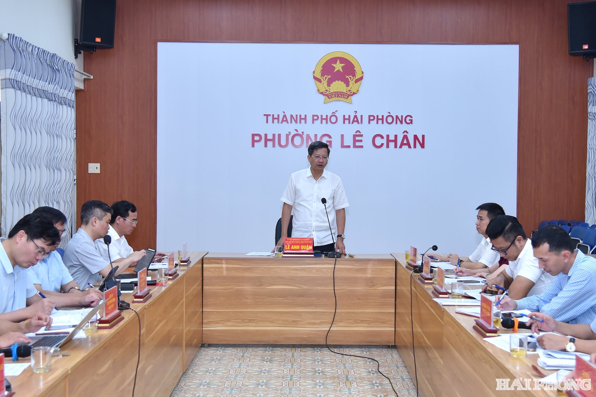สหาย เล อันห์ กวน รองประธานถาวรคณะกรรมการประชาชนเมือง กล่าวสรุปการตรวจสอบ
