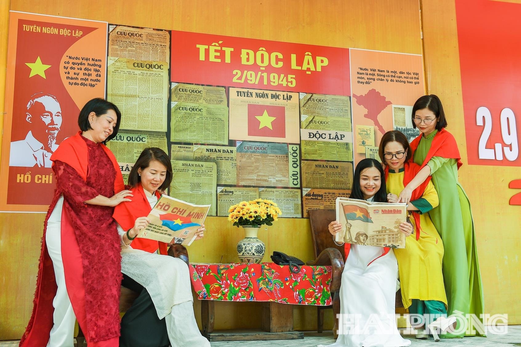 Tới Bảo tàng Hải Phòng cơ sở 2 dịp này, người dân không chỉ có cơ hội tìm hiểu về dấu mốc trọng đại của dân tộc mà còn lưu giữ những bức ảnh đẹp gắn với lịch sử quê hương, đất nước