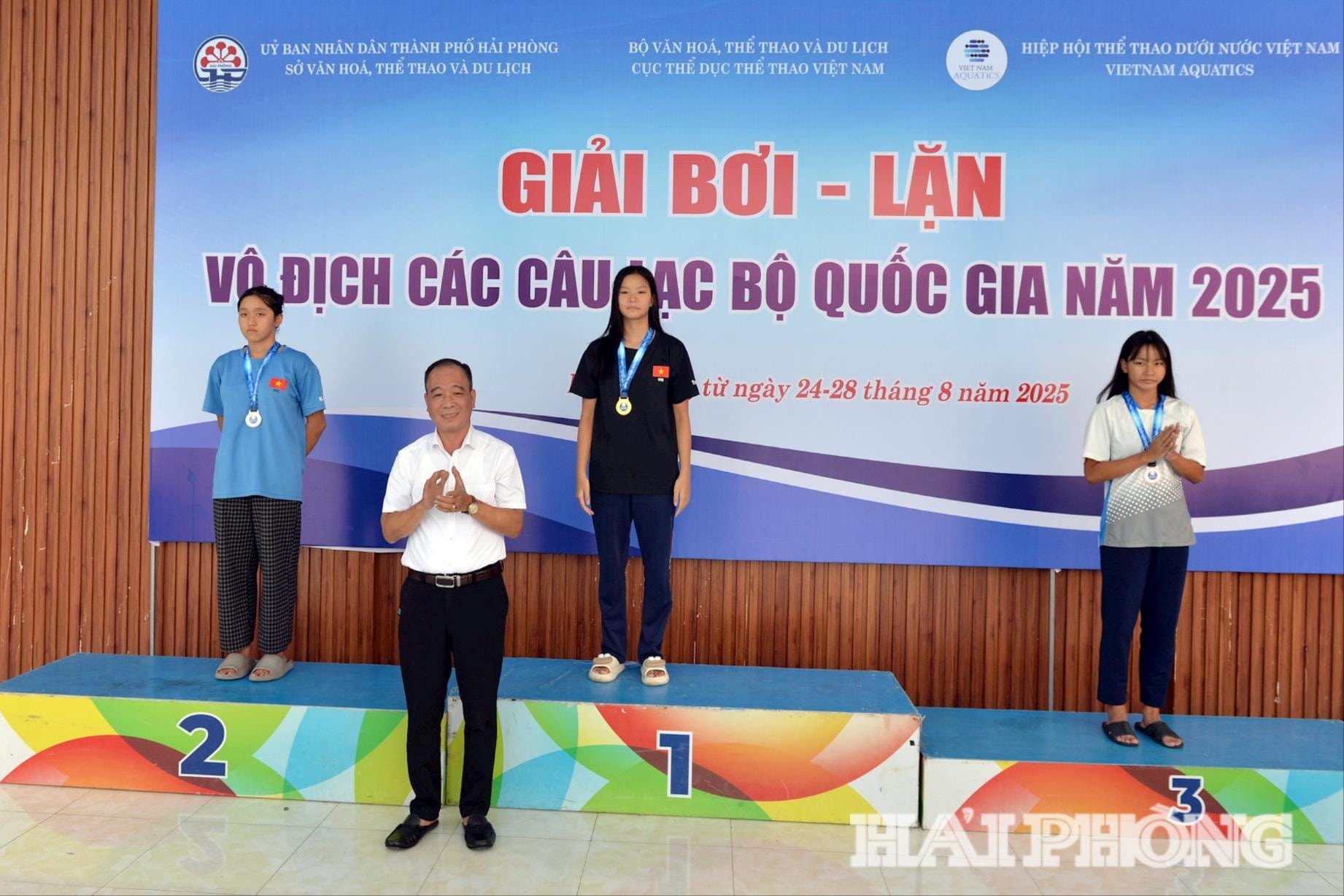 Ban tổ chức trao huy chương cá nhân tặng các vận động viên xuất sắc môn lặn.