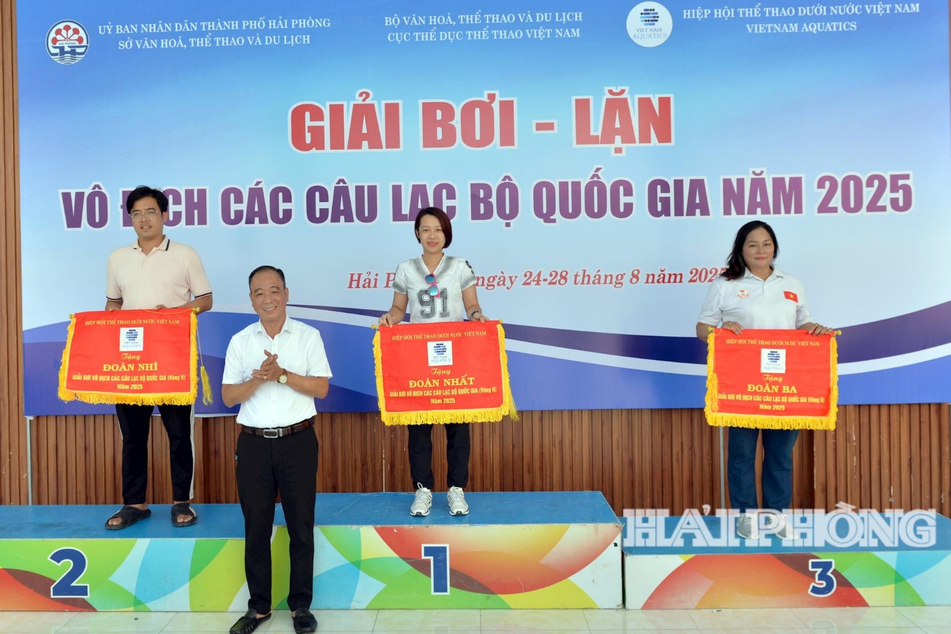 Ban tổ chức trao giải toàn đoàn môn bơi