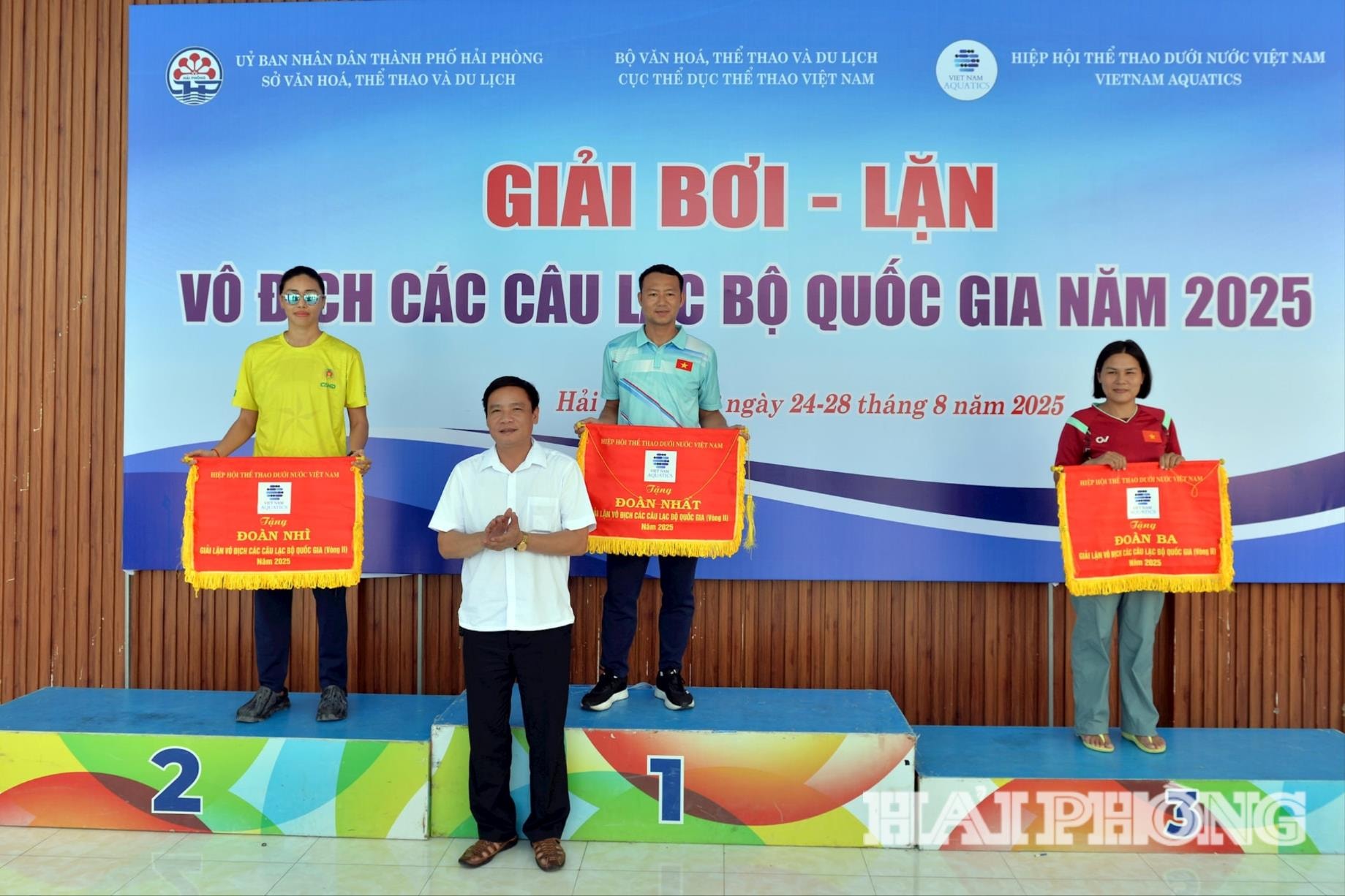 Ban tổ chức trao giải toàn đoàn môn lặn