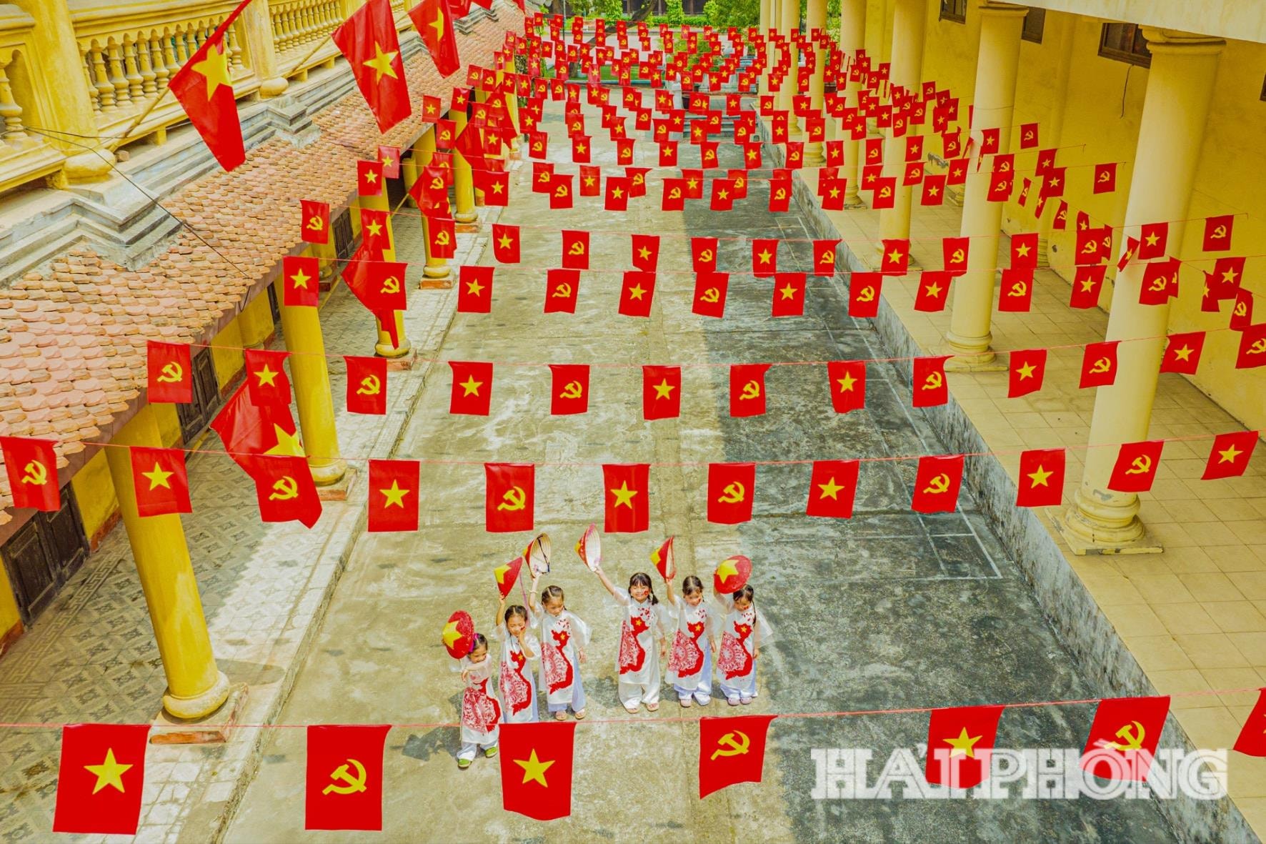 Trẻ em thích thú dưới bóng cờ hoa tại bảo tàng