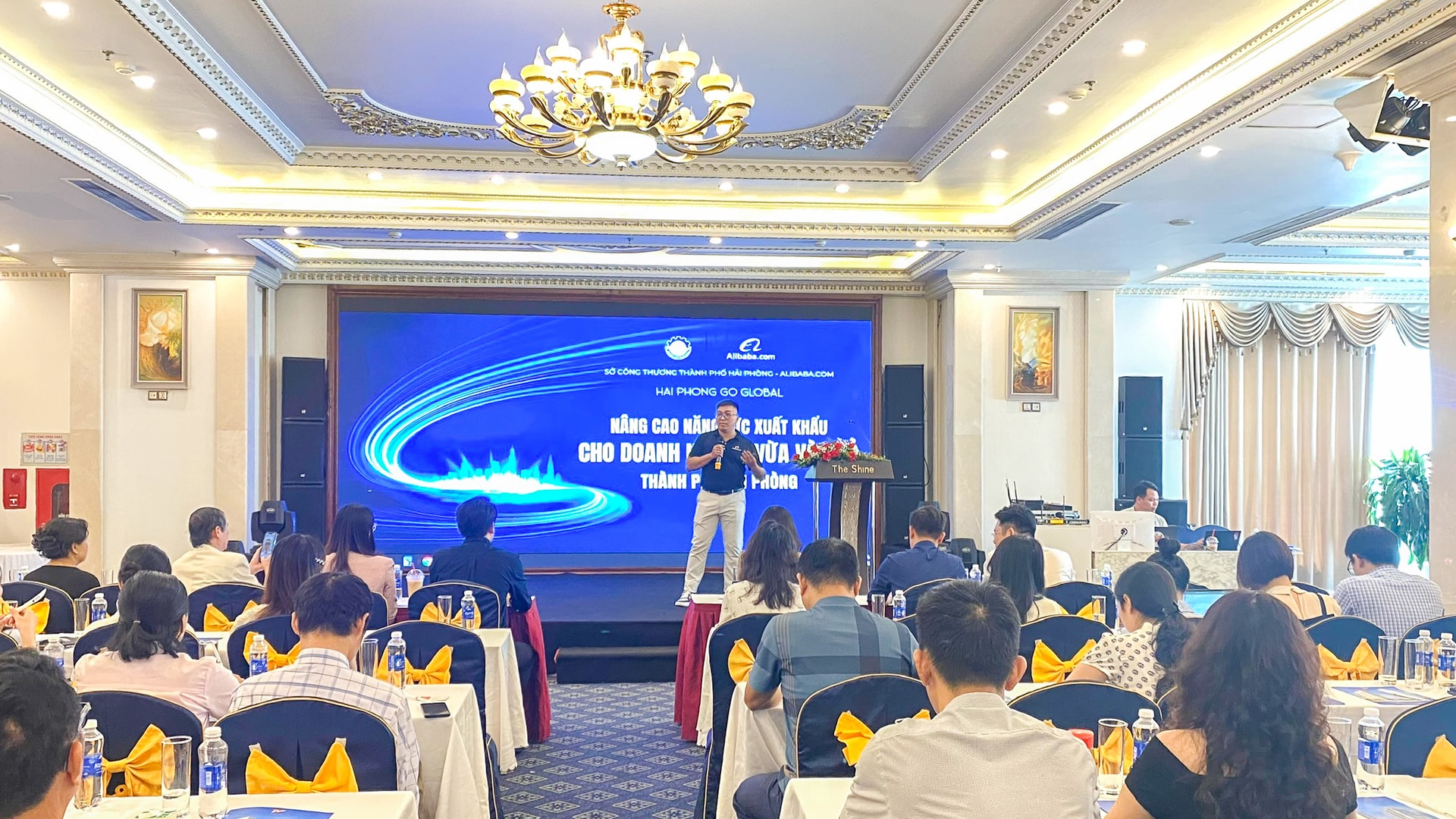 Chuyên gia đến từ Alibaba.com (Việt Nam) chia sẻ các kinh nghiệm thực tiễn và giải pháp cụ thể giúp doanh nghiệp nâng cao năng lực xuất khẩu qua thương mại điện tử.