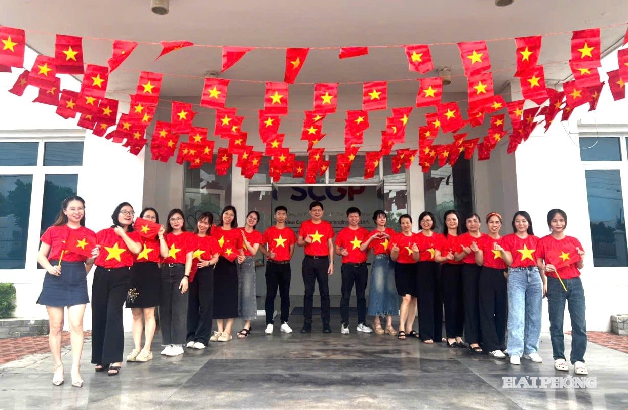 Tập thể lao động mặc đồng phục màu cờ trở thành hình ảnh đẹp, nhắc nhớ về truyền thống yêu nước và khát vọng cống hiến cho Tổ quốc hôm nay.