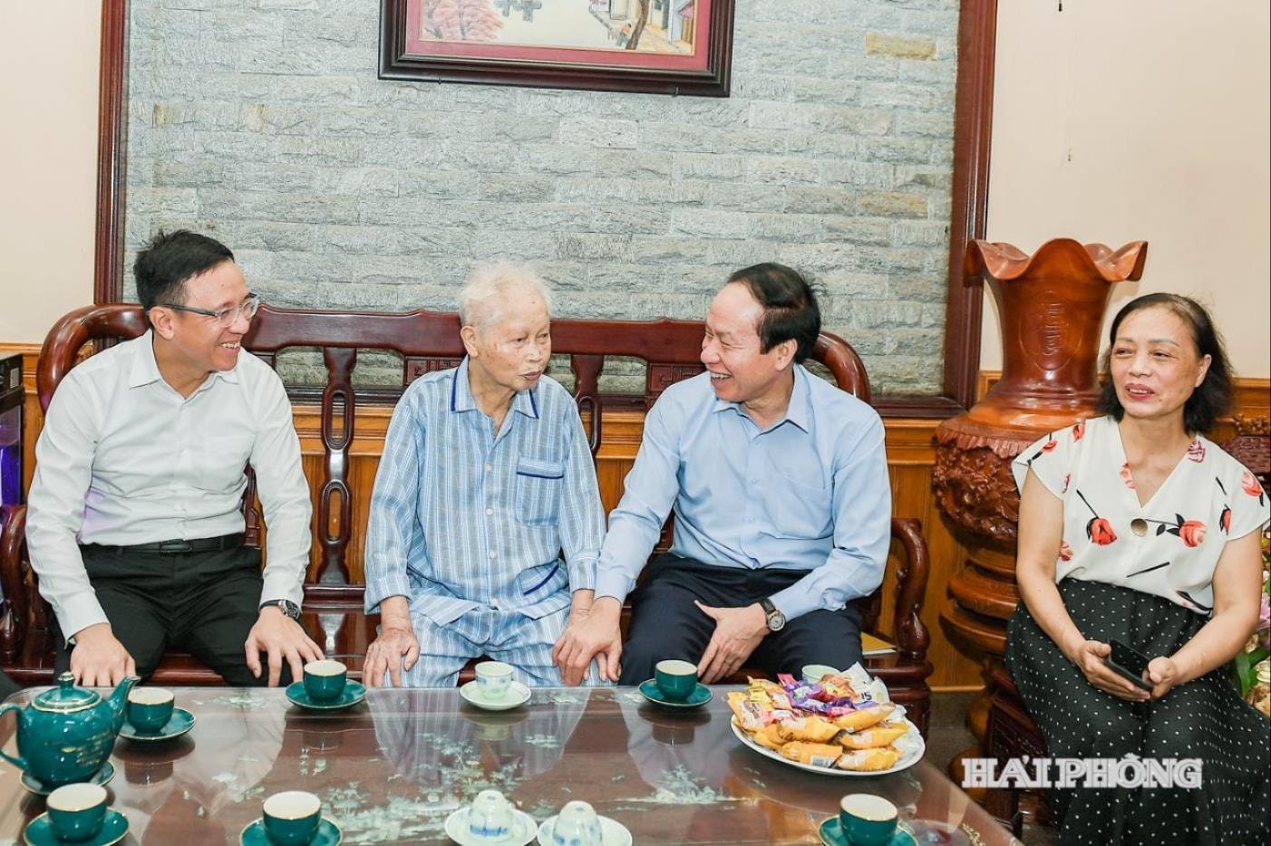 Đồng chí Lê Tiến Châu, Ủy viên Trung ương Đảng, Bí thư Thành ủy, Trưởng Đoàn Đại biểu Quốc hội thành phố Hải Phòng đến thăm, tặng quà ông Lưu Văn Bách ở phường Thành Đông.
