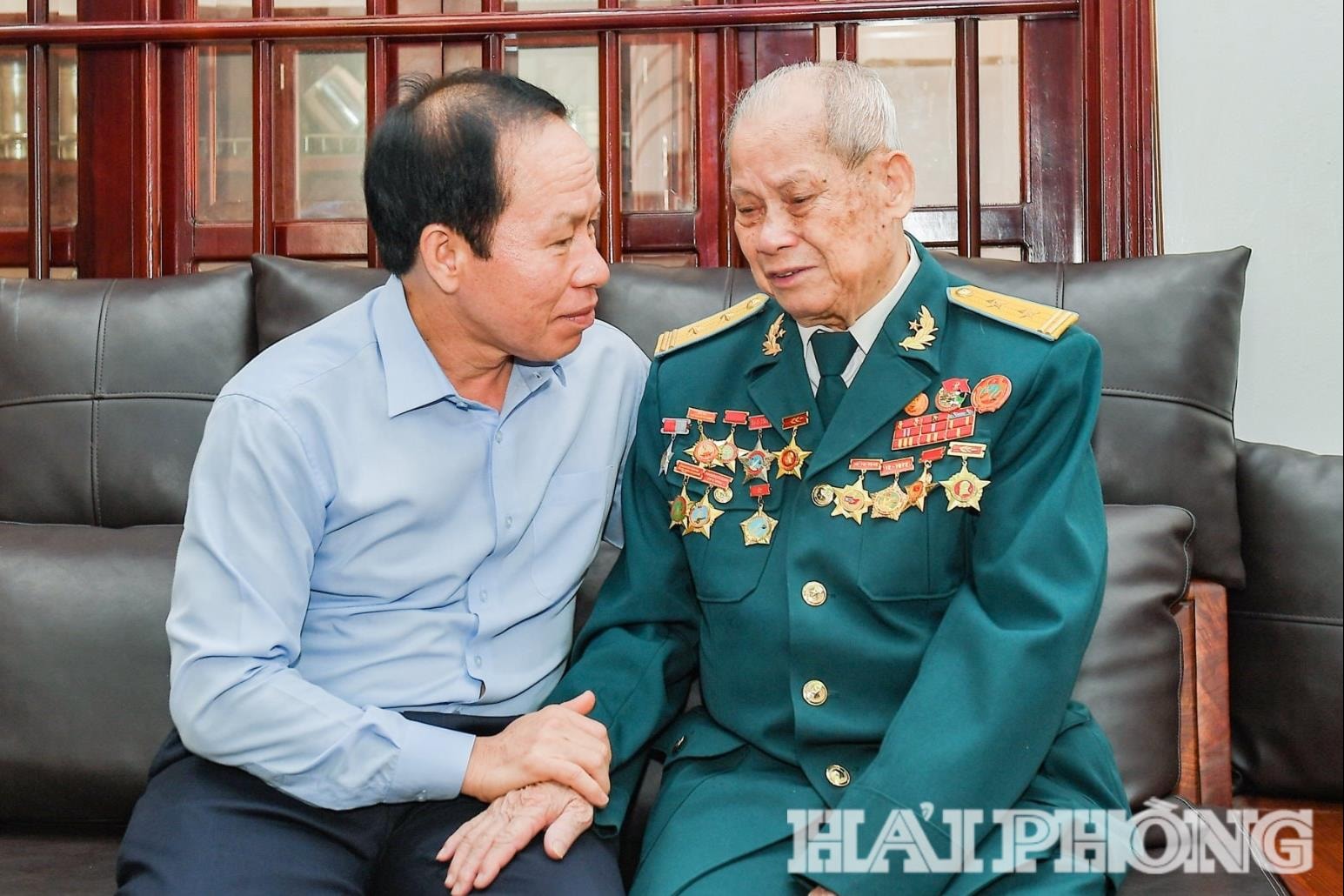 Đồng chí Lê Tiến Châu hỏi thăm sức khoẻ, mong muốn ông Chắt giữ gìn sức khoẻ, tiếp tục phát huy phẩm chất người lính cách mạng và luôn nêu gương, mẫu mực để con cháu noi theo.