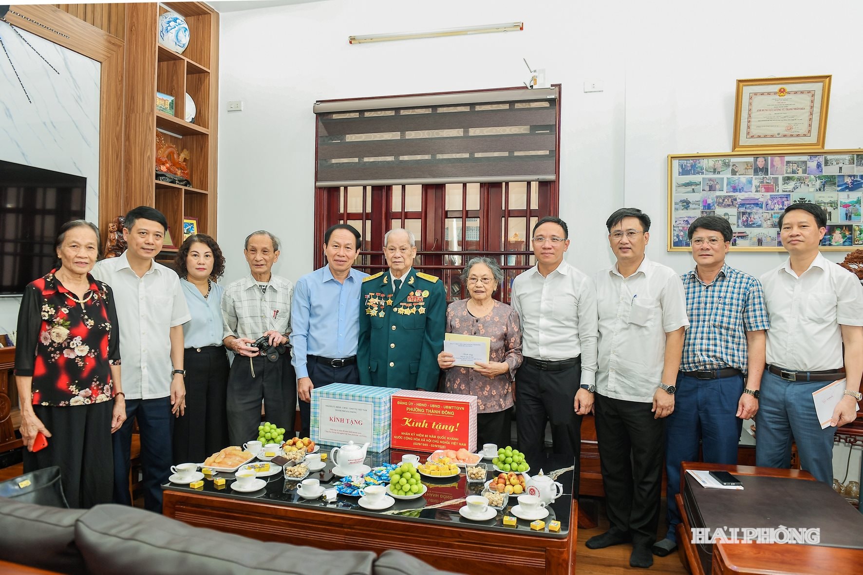 Đồng chí Bí thư Thành uỷ Lê Tiến Châu thăm, tặng quà ông Phạm Văn Chắt