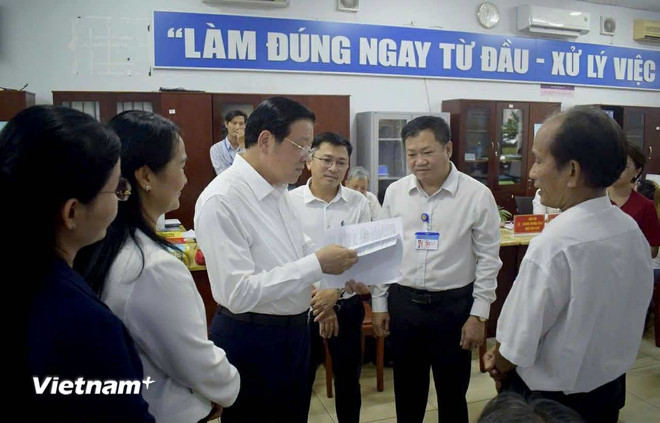 Ủy viên Bộ Chính trị, Bí thư Trung ương Đảng, Trưởng Ban Nội chính Trung ương kiểm tra Trung tâm phục vụ hành chính công tại phường Long Khánh, tỉnh Đồng Nai vào ngày 30/7/2025. (Ảnh: Sỹ Tuyên/Vietnam+) vnp-dong-nai.jpg