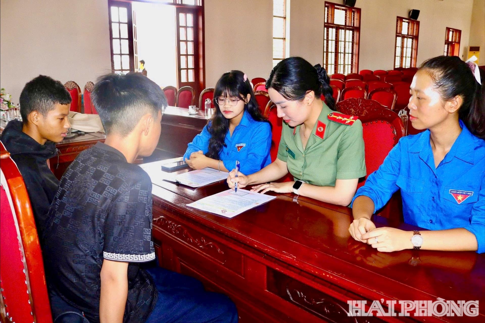 Đại úy Dương Thị Nguyệt phối hợp Đoàn Thanh niên xã giáo dục, răn đe, nắm bắt tâm tư nguyện vọng của thanh thiếu niên có biểu hiện hư hỏng trên địa bàn sau buổi tuyên truyền phòng ngừa thanh thiếu niên vi phạm pháp luật.