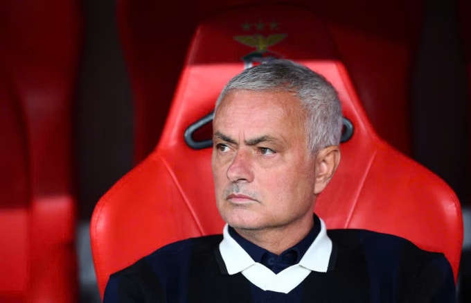 HLV Jose Mourinho trong trận Fenerbahce thua Benfica ở lượt về vòng play-off Champions League trên sân Da Luz, thành phố Lisbon, Bồ Đào Nha tối 27/8/2025. Ảnh: Reuters