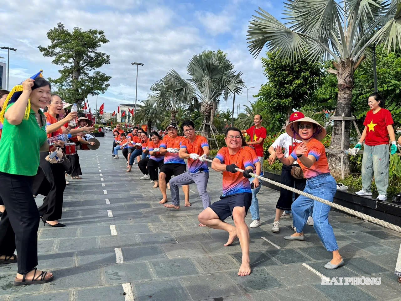 ក្រុមបានចូលរួមយ៉ាងសាទរក្នុងការប្រកួត។