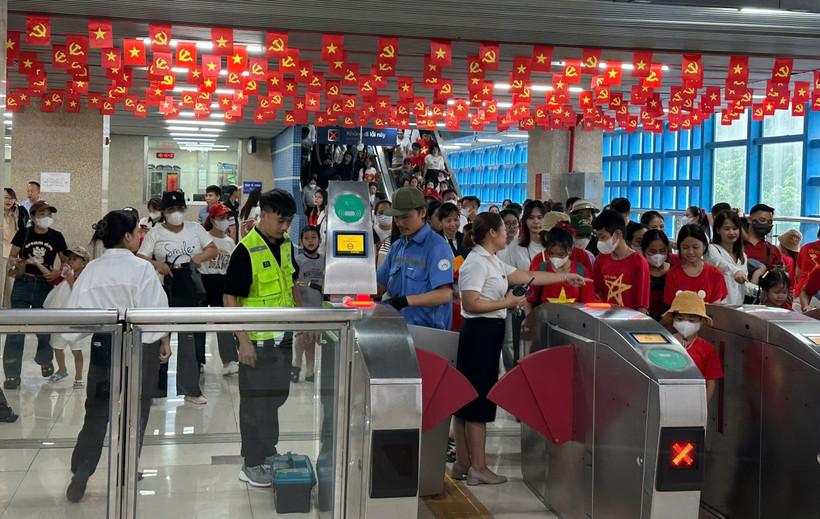 Rất đông người dân đã lựa chọn tàu Cát Linh-Hà Đông làm phương tiện đi đến khu vực xem diễu binh, diễu hành. (Ảnh: PV/Vietnam+)