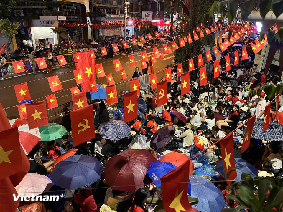Người dân tại khu vực phố Nam Ngư. (Ảnh: Minh Sơn/Vietnam+)