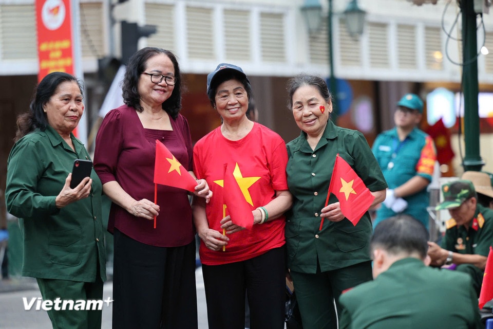 Các cựu chiến binh từ mọi miền đất nước, mang theo niềm tự hào và sự xúc động, chờ đợi giây phút tổng duyệt diễu binh diễn ra vào sáng nay. (Ảnh: Minh Sơn/Vietnam+)