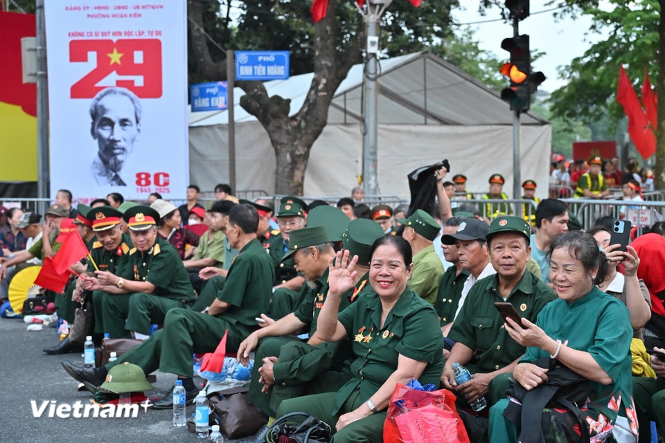 Bà Hoàng Thị Thủy 75 tuổi từ Hưng Yên cho biết 12h30 bà cùng hơn 130 đồng đội lên ôtô ra Hà Nội. Bà Thuỷ thấy rất xúc động vì cả đoàn dù hàng chục năm trôi qua có nhiều cuộc diễu hành, diễu binh nhưng đây là lần đầu tiên cả đoàn được xem Diễu hành, diễu binh kỷ niệm 80 năm. Thật hạnh phúc khi được ở đây, chứng kiến đất nước phát triển, được cùng người dân xem diễu binh. (Ảnh: Minh Sơn/Vietnam+)