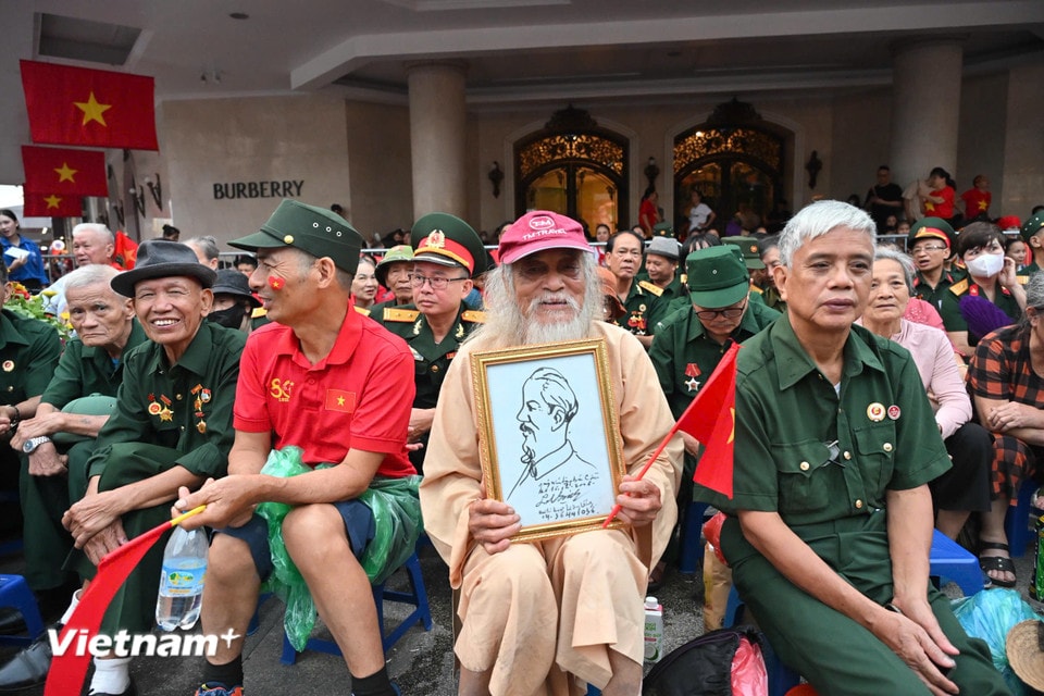 Lực lượng chức năng bố trí ưu tiên vị trí ngồi thuận lợi cho cựu chiến binh xem tổng duyệt diễu binh, diễu hành. (Ảnh: Minh Sơn/Vietnam+)