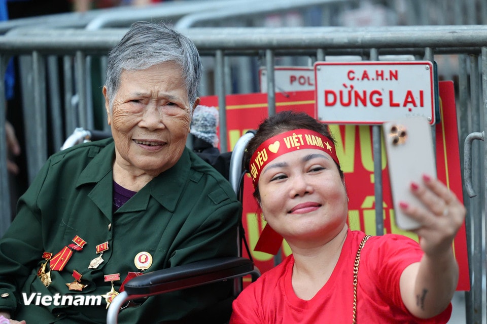 Bà Đào Thị Thế 91 tuổi từ Phúc Tân, Hoàn Kiếm tham gia kháng chiến chống pháp, chống mỹ. Cảm thấy rất vui và hạnh phúc khi đi hai bên đường người dân cổ vũ, vỗ tay chào mừng. (Ảnh: Minh Sơn/Vietnam+)