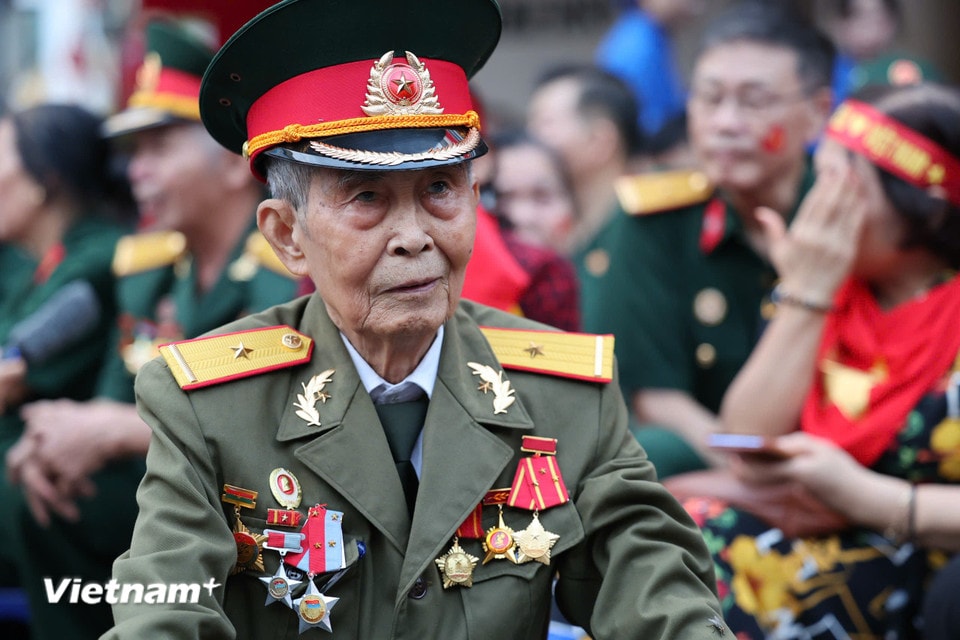 Ông Đặng Quang Quân 90 tuổi từ Phú Thọ, tham gia kháng chiến chống Pháp, Mĩ. Chiến trường Bình định, quảng nam, quảng ngãi cũng là một trong những người có mặt sớm nhất tại khu vực Bờ Hồ Hoàn Kiếm. Ông Quân cho biết mình có mặt từ 2 giờ sáng. Dù đã trải qua hàng chục năm nhưng đây là lần đầu tiên ông được đi xem diễu hành diễu binh. (Ảnh: Minh Sơn/Vietnam+)